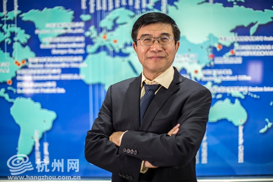 龙腾国际控股集团副总裁及首席科学家的美籍华人黄宁杰在接受杭州网采访