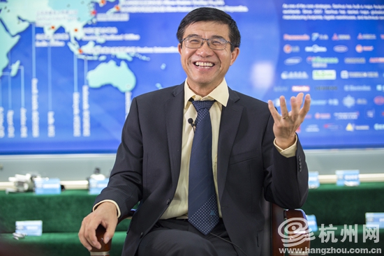 龙腾国际控股集团副总裁及首席科学家的美籍华人黄宁杰在接受杭州网采访