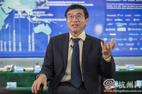 龙腾国际控股集团副总裁及首席科学家的美籍华人黄宁杰在接受杭州网采访